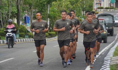 Jaga Kemampuan dan fisik, Prajurit Satgas Yonarmed 11 Kostrad Lari Bersama Keliling Kota Nunukan
