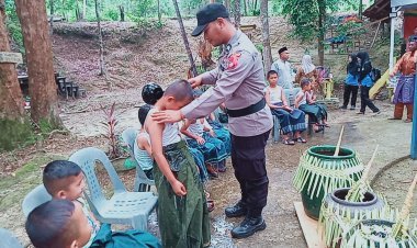Bhabinkamtibmas Amankan Tradisi Budaya Ritual Mandi Safar