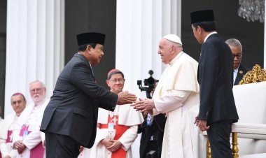Presiden Jokowi Sambut Kedatangan Resmi Paus Fransiskus di Istana Merdeka