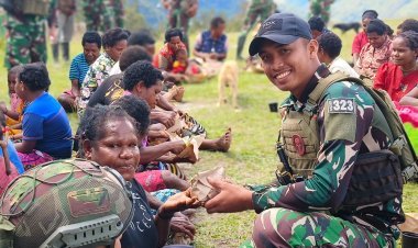 Bentuk Keakraban TK Dangbet dan Masyarakat Pedalaman Papua, Satgas Yonif 323 Gelar Makan Bersama