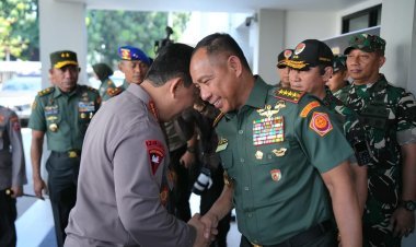 Kapolri dan Panglima TNI Santap Siang Bersama Personel Gabungan Pengamanan Kunjungan Paus Fransiskus dan ISF 2024 di Senayan