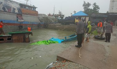 Kapal KM Hendi Indah GT 6 Kandas Akibat Cuaca Buruk di Perairan Kolong
