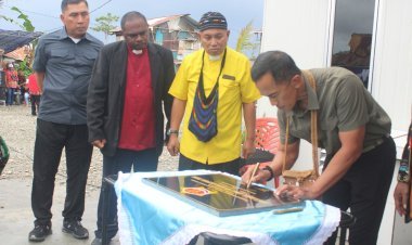 KEBAHAGIAAN WARGA MIMIKA SAMBUT PERESMIAN GEREJA GPI OLEH PANGKOGABWILHAN III DALAM RANGKA HUT KE-79 TNI