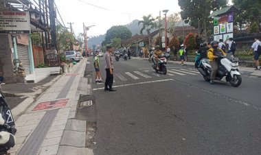Beri Pelayanan di Pagi Hari, Personil Polsek Bangli Laksanakan Pengaturan