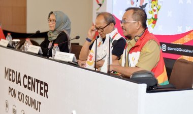 Atlet Legenda Bawa Api Obor Pada Open Ceremony PON XXI Wilayah Sumut