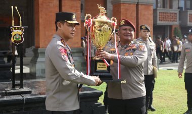 Kapolda Bali Beri 33 Reward Personil Berprestasi