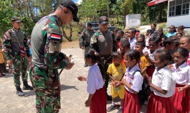 Mobil Senyum Bagi Anak Perbatasn, Dansatgas Yonkav 6/NK Kunjungi SDN Suanae