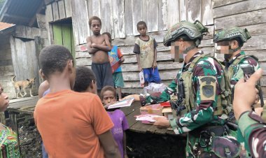 Anak-Anak Kuari Sambut Gembira Pembagian Buku Gratis Satgas Marinir Habema