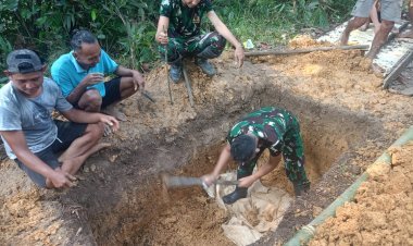 Personel Satgas Pamtas Yonkav 12/BC Bantu Pemakaman Warga