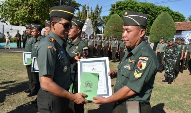 Dandim 0825/Banyuwangi Serahkan Piagam Penghargaan Babinsa Tutor Keaksaraan Dan Penyematan ID Card Joosnews.com