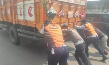 Sigap, Aksi Polisi dan Dishub Di Jakarta Barat Dorong Truk Mogok Di Cengkareng Demi Kelancaran Lalu Lintas