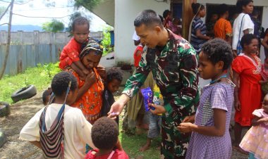 Bantuan Kasad Diserahkan Habema Dan Disambut Gembira Warga Kenyam