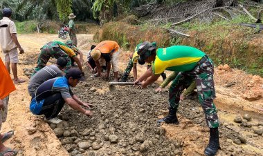Satgas Pamtas Yonarmed 11 Kostrad dan Warga Gotong Royong Perbaiki Jalan Rusak di Desa Seikaduyan Taka