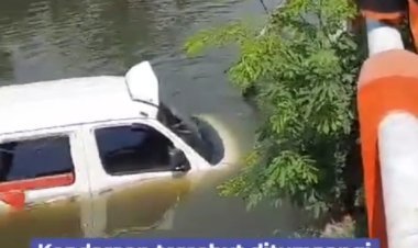 Mobil Feeder Wira Wiri Suroboyo Tercebur ke Sungai di Gunung Anyar, Tidak Ada Korban Jiwa