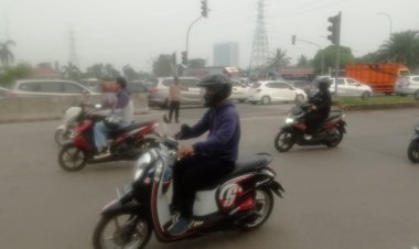 Pengaturan Lalu Lintas di Perempatan Lampu Merah Kedaton oleh Anggota Polsek Cikupa