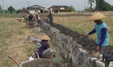 Babinsa Bersama Warga Bangun Talud Irigasi