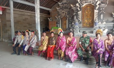 Sinergitas Bhabinkamtibmas Dengan Babinsa, Laksanakan Pengamanan Kegiatan Upacara Mekandal (Kawin Massal)