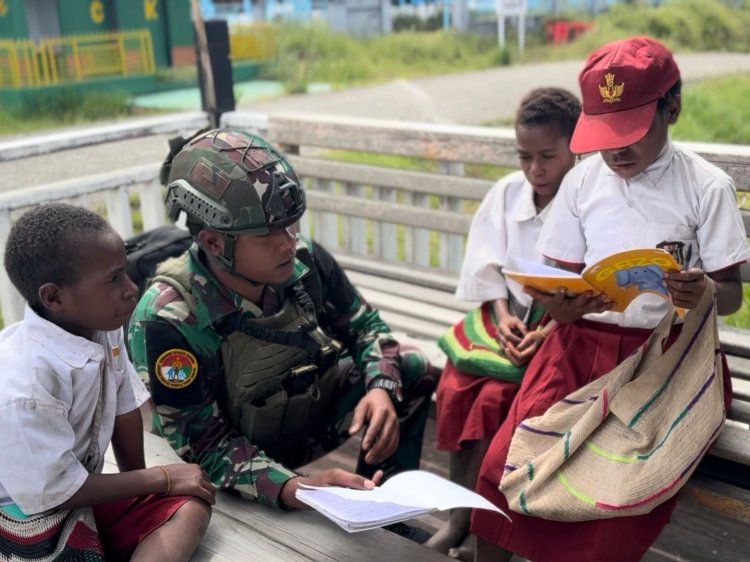 Belajar Bersama Satgas Yonif 509 Kostrad Dampingi Anak-Anak Papua