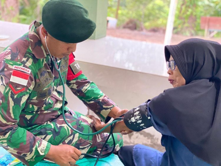 Satgas Pamtas RI-Malaysia Yonarmed 11 Kostrad Laksanakan Pelayanan Kesehatan Door to Door di Perbatasan
