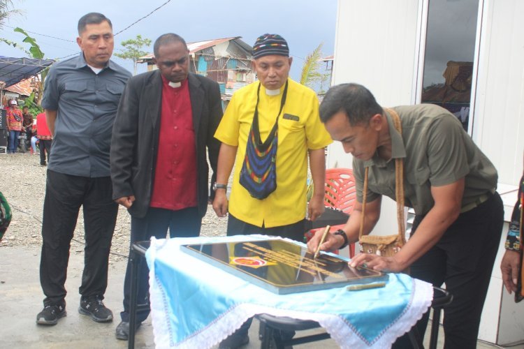 KEBAHAGIAAN WARGA MIMIKA SAMBUT PERESMIAN GEREJA GPI OLEH PANGKOGABWILHAN III DALAM RANGKA HUT KE-79 TNI