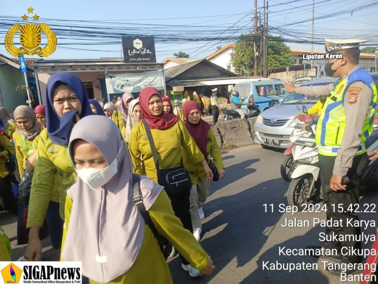 Bripka Reza Fajar Anggota Polsek Cikupa Laksanakan Pengaturan Lalu Lintas di Jalan Raya Serang Rabu Sore