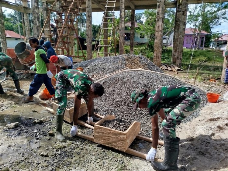 Satgas Yonif 762/VYS Gelar Karya Bhakti Pembangunan Gereja Bersama Warga di Kampung Kokas