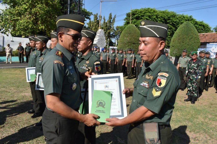 Dandim 0825/Banyuwangi Serahkan Piagam Penghargaan Babinsa Tutor Keaksaraan Dan Penyematan ID Card Joosnews.com