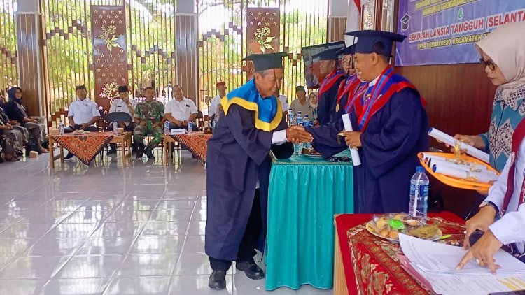 Babinsa Koramil 0825/09 Tegaldlimo, Menghadiri Wisuda Sekolah Orang Tua Hebat dan Sekolah Lansia Tangguh di Tegaldlimo