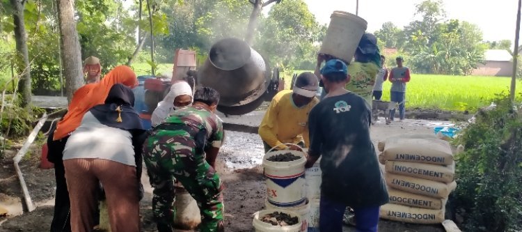 Babinsa Bergotong Royong Bersama Warga Cor Jalan Sepanjang 70 Meter, Wujudkan Desa yang Sejahtera