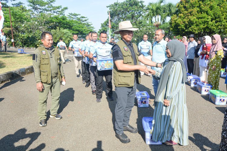 Komandan PMPP TNI Dampingi Panglima TNI Bagikan Paket Sembako Kepada Masyarakat di Markas Pasukan Perdamaian Dunia
