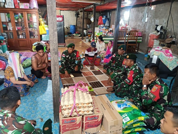 Beri Bantuan Sembako, Wujud Kepedulian Satgas Pamtas Yonarmed 11 Kostrad Terhadap Korban Kebakaran