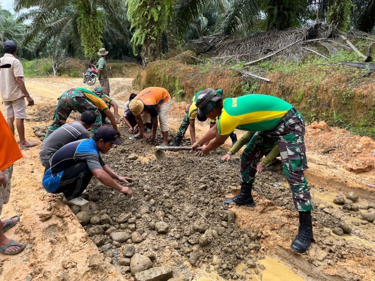 Satgas Pamtas Yonarmed 11 Kostrad dan Warga Gotong Royong Perbaiki Jalan Rusak di Desa Seikaduyan Taka