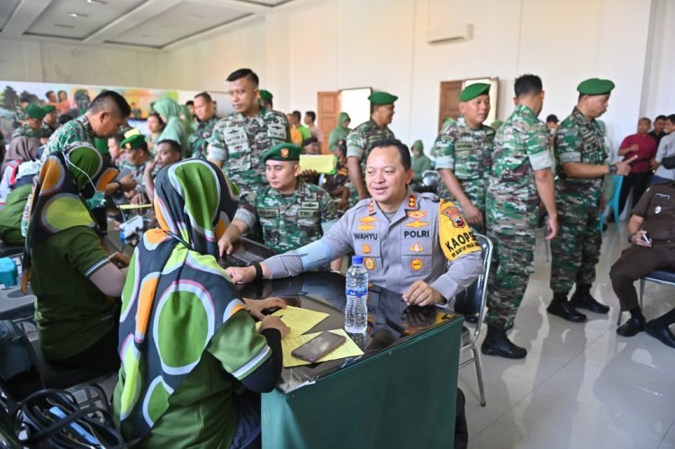 HUT ke-79 TNI, Polisi Ikuti Donor Darah di Kodim 0719/Jepara