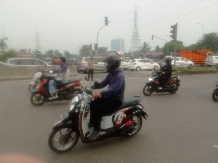 Pengaturan Lalu Lintas di Perempatan Lampu Merah Kedaton oleh Anggota Polsek Cikupa