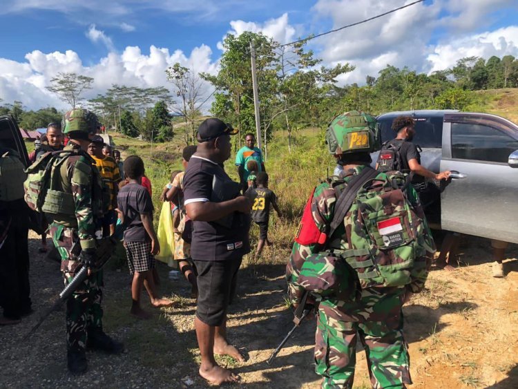 Satgas Yonif 642/Kps Bersama Polres Menerima Penyerahan Diri DPO Anggota OPM Kodap IV Sorong Raya