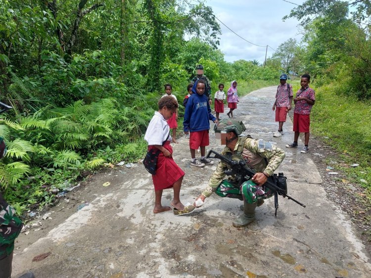 Anak-Anak Kuaserama Sambut Gembira Perlengkapan Sekolah Dari Satgas Marinir Habema