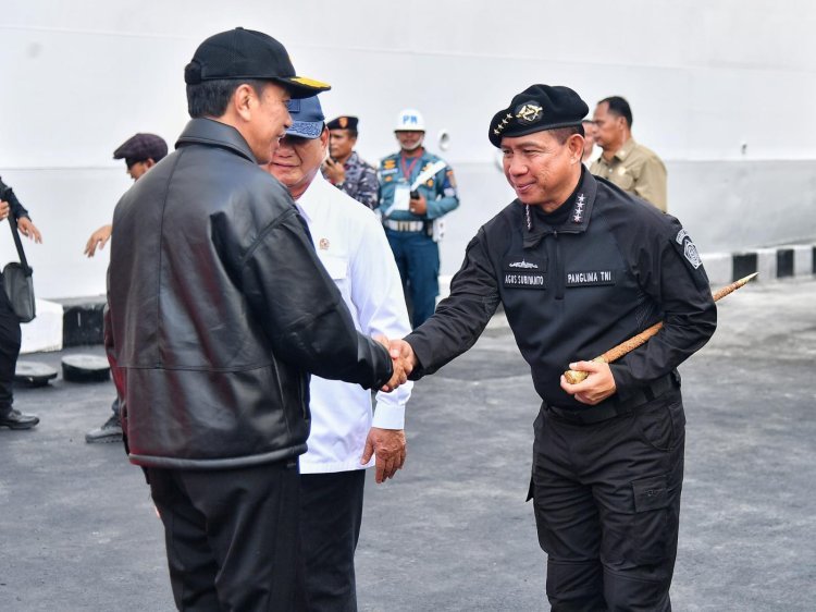 Panglima TNI Sematkan Brevet Kehormatan Hiu Kencana Kepada Presiden RI di atas KRI RJW-992