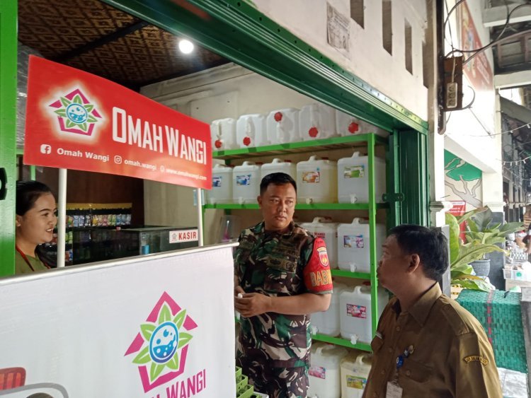 Babinsa Sambangi Para Penjual Di Pasar Tradisional