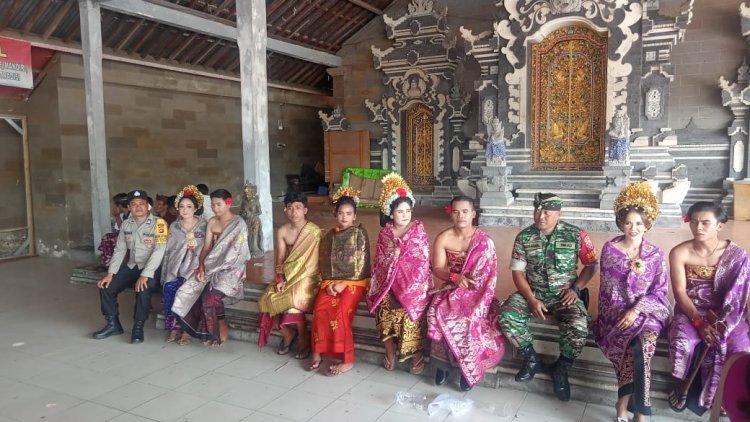 Sinergitas Bhabinkamtibmas Dengan Babinsa, Laksanakan Pengamanan Kegiatan Upacara Mekandal (Kawin Massal)