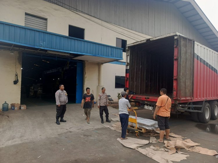 Pengamanan Kedatangan Logistik Kotak Suara Pilkada Tangerang 2024 Berjalan Lancar