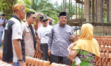 H. Safriadi Oyon SH Berkunjung ke Desa Blok 15 Sangga Berru, Dengarkan Keluhan Pembuat Batu Bata
