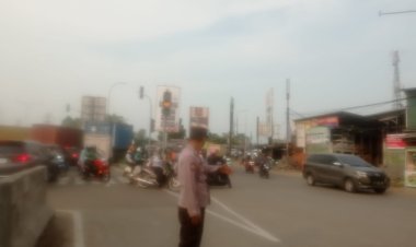 Anggota Polsek Cikupa Laksanakan Giat Pengaturan Lalu Lintas Sore Hari di Perempatan Kedaton