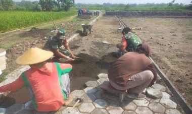 Sertu Heriyanto Berikan Sentuhan Nyata, Bantu Masyarakat Pasang Paving Blok Jalan