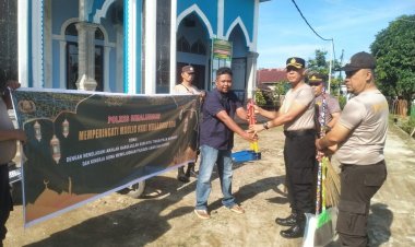 Polsek Tanah Jawa Gelar Kegiatan Humanis dalam Program Jumat Curhat dan Bersih Bersama Masyarakat