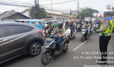 Polsek Cikupa Atur Lalu Lintas di Depan PT Cingluh, Arus Tetap Lancar di Jam Sibuk