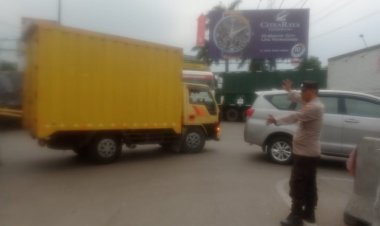 Kegiatan Protap Pengaturan Lalu Lintas oleh Anggota Polsek Cikupa