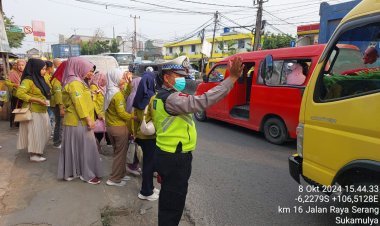 Kegiatan Pengaturan Lalu Lintas oleh Anggota Polsek Cikupa di Jalan Raya Serang