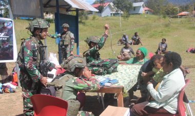 Peringati HUT TNI Ke-79, Satgas Yonif 323 Gelar Pelayanan Kesehatan dan Berbagi Pakaian