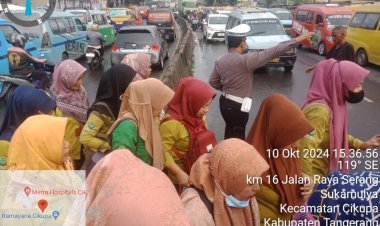 Pengaturan Lalu Lintas oleh Anggota Polsek Cikupa di Jalan Raya Serang