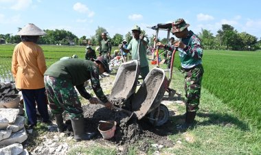 Cuaca Terik tidak menyurutkan warga dan Satgas TMMD Kodim 0726/Sukoharjo lanjutkan pekerjaan Talud Jalan
